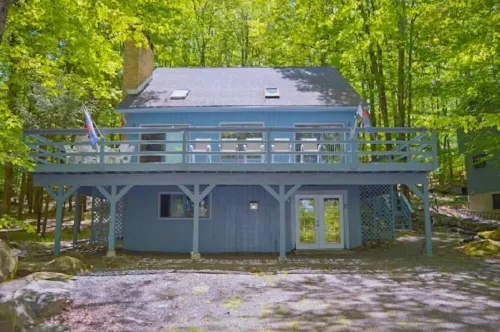 Spacious Hideout Chalet w/gameroom, close to amenities