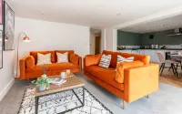 Stylish 2 bed town centre apartment with private parking