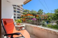 Amapas Gem! Minutes walk to Zona Romantica! Pool and 2-3 minute walk to beach!