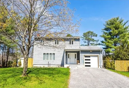 Spacious multiples bedroom house in enchanting Calverton with WiFi, AC Отели в г. Калвертон