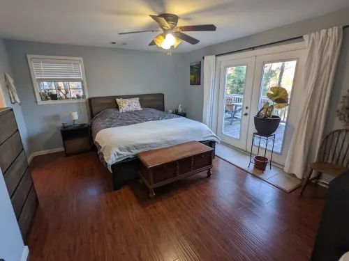 Colorful lakeside home with beautiful views and dock access Hotels in Clay County