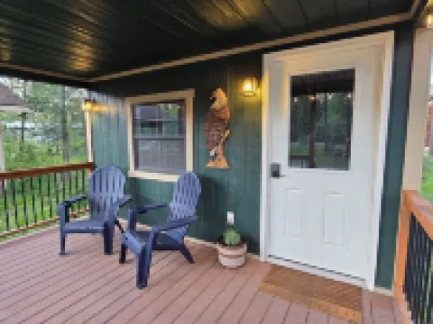 Eagle's Nest: a cozy cabin beneath the pines at Glacier Lodge Cabins Hotels in Coram