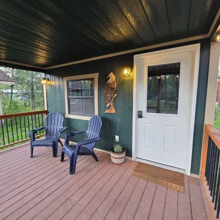 Eagle's Nest: a cozy cabin beneath the pines at Glacier Lodge Cabins
