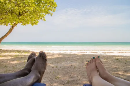 Relax and rejuvenate in South Coast of Kenya: Beach front property sleeps 6 , Отели в г. Мсамбуэни