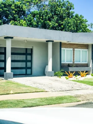 6 guests, 4 min Walk to Private Beach, casino, bowling alley and much more !