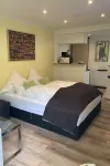 AusZeit guest apartment with terrace near the airport