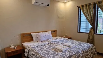 Juvy's Beach House - Entire ground floor of exclusive villa just by the beach Các khách sạn ở 