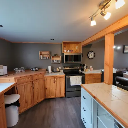 Naini's Rental, 4 bedrooms, located on Deer Island, N.B. 5 mins from the water.