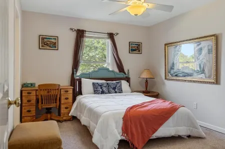 Modern Bungalow Home with Mid-Century Flair Отели в г. Спрингфилд