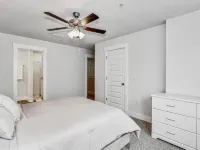 LUXURY TOWNHOME NEAR DOWNTOWN AND PENSACOLA BEACH Hotels in Ferry Pass