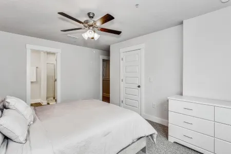 LUXURY TOWNHOME NEAR DOWNTOWN AND PENSACOLA BEACH Отели в г. Ферри-Пасс