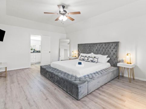Lux Gated 3-story w/Garage+Downtown View+Jacuzzi+Great Location