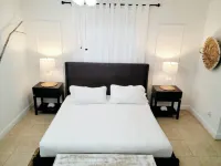 Steps from Beach Posh Villa Optional Golf Cart Hotels in Alice Town