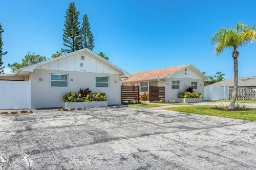 Renovated 2BR Apartment Near Vanderbilt Beach and Mercato, North Naples