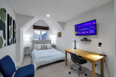 Charming 3-bedroom home in Whitby, just a short walk from Thermea Spa Whitby.