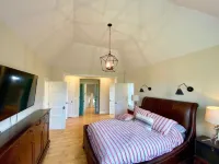 Amazing Four Season Modern Farmhouse with Mountain Views and Hot Tub