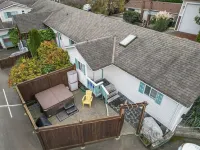 Oceanfront Cottage: Private Dock, Beach Access, Hot Tub, BBQ & Free Kayaks