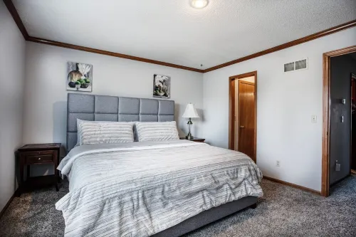 Beautiful and Cozy Olathe Home. Family friendly with King Bed