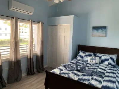 THE RADCLIFFE - Luxury townhome 7 mins walk to Beach, restaurants, bars.
