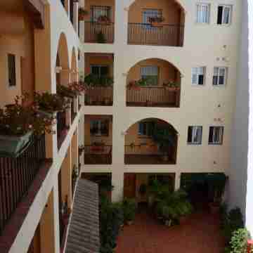 Modern Apt With Stunning shared Roof Terrace and pool in beautiful old town. Others