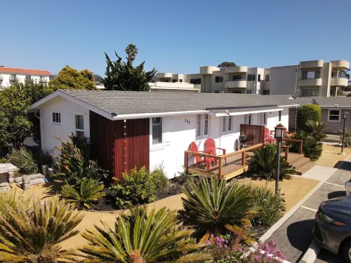 Upscale Beach Cottage - rock view - paddleboards