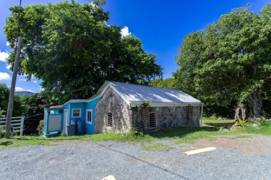 Treehouse Cottage at Cane Bay — walk to beach!