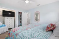 Cozy two-bedroom cottage by Nokomis Beach. Sleep 8.