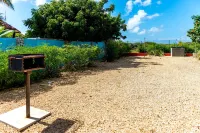 Affordable Waterfront-  Instant Holiday Mode - Lac Bay Casitas Hotel in zona Pekelmeer, Flamingo Sanctuary