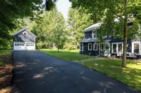 Gifford House: 4BR, Secluded Lake House on 1.5 Acres with Private Dock Hotels in Lakewood