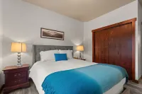 Penthouse Corner Unit with stunning Mountain View’s