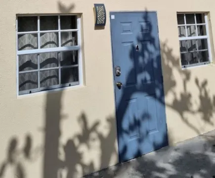 Almond Tree Studio - Modern A/C Apartment w/2 Queen beds in St. James