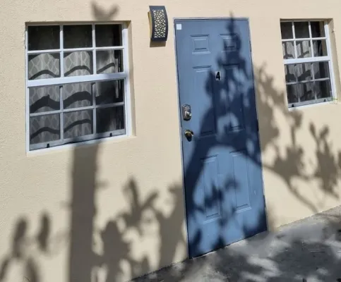 Almond Tree Studio - Modern A/C Apartment w/2 Queen beds in St. James