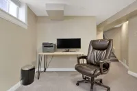 Urban Retreat- Entire House. King beds. Central location.