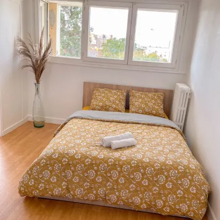 Apartment with Balcony, 4 bedrooms, space & comfort, Centre Gare