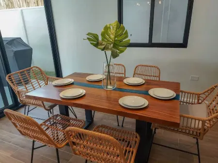 Modern Family Home, Private Pool, Walk to Beach! Отели рядом с достопримечательностью «Плайя Потреро, Коста-Рика»