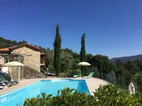 Renovated farmhouse in idyllic rural setting with pool and magnificent views -  case vacanza in affitto