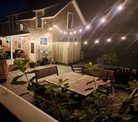 OB Cozy-Cottage-Glam off Circuit with Great Outdoor living Отели рядом с достопримечательностью «ЙМКА Мартас-Винъярд»