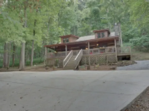 Cozy Cabin with ADA accessible, golfing, hiking,, beach, tennis, and more! โรงแรมในPickens County