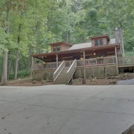 Cozy Cabin with ADA accessible, golfing, hiking,, beach, tennis, and more!