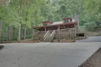 Cozy Cabin with ADA accessible, golfing, hiking,, beach, tennis, and more!