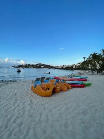 Villa Del Mar - Ocean Front Renovated Condo at Cowpet Bay Отели в г. Nazareth