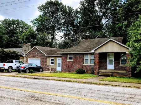 Trendy Two bedroom home centrally located near UE