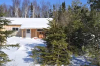 A modern, cosy, ocean-front, beach (rock) acces Cottage