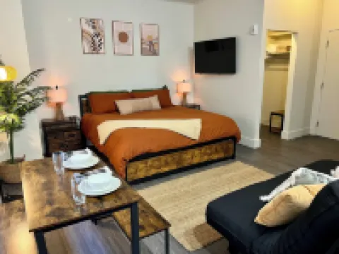 Boho Haven with Free Parking, Wifi and King Bed, Walk to Clubs, U of A and Food