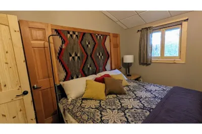 Cozy Charming Convenient Lake Street Retreat