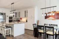 Incense - Newly built house with beautiful backyard, pool and mountain/ocean view