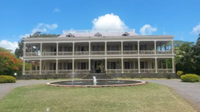 Modern villa 4 bedrooms with en-suite bathrooms pool BBQ beach amenities nearby Hotels in Cap Malheureux