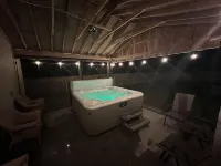 Close to Town, Hot Tub, 2 Kings, 4 Full Beds 韋布酒店