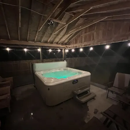 Close to Town, Hot Tub, 2 Kings, 4 Full Beds Отели в г. Уэбб