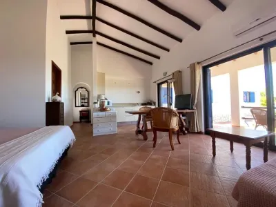 Traditional Portuguese house with lot of privacy and space. Hotel in zona Praia do Carvalho